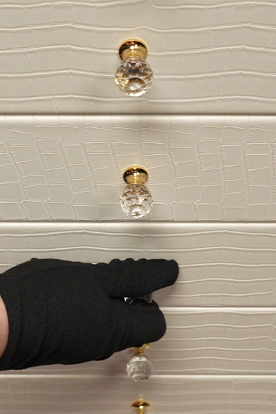 Cassetti interni in pelle con pomelli di cristallo di una cassaforte Serenity Room