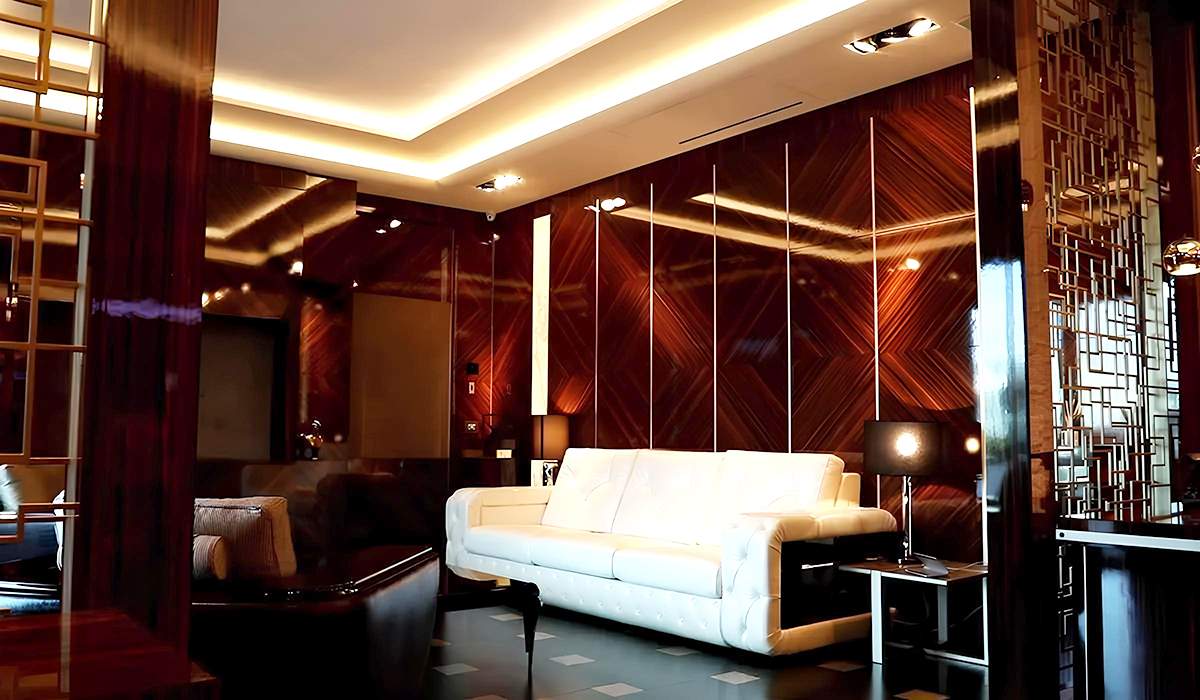 Interno della Serenity Room con divano e boiserie