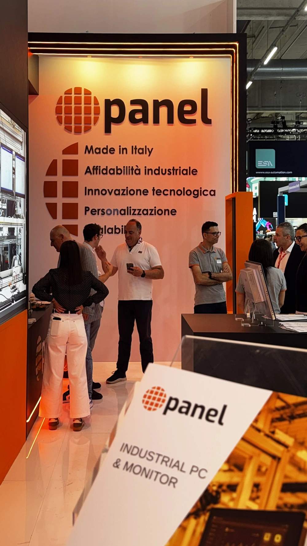 Struttura verticale con i monitor industriali Panel