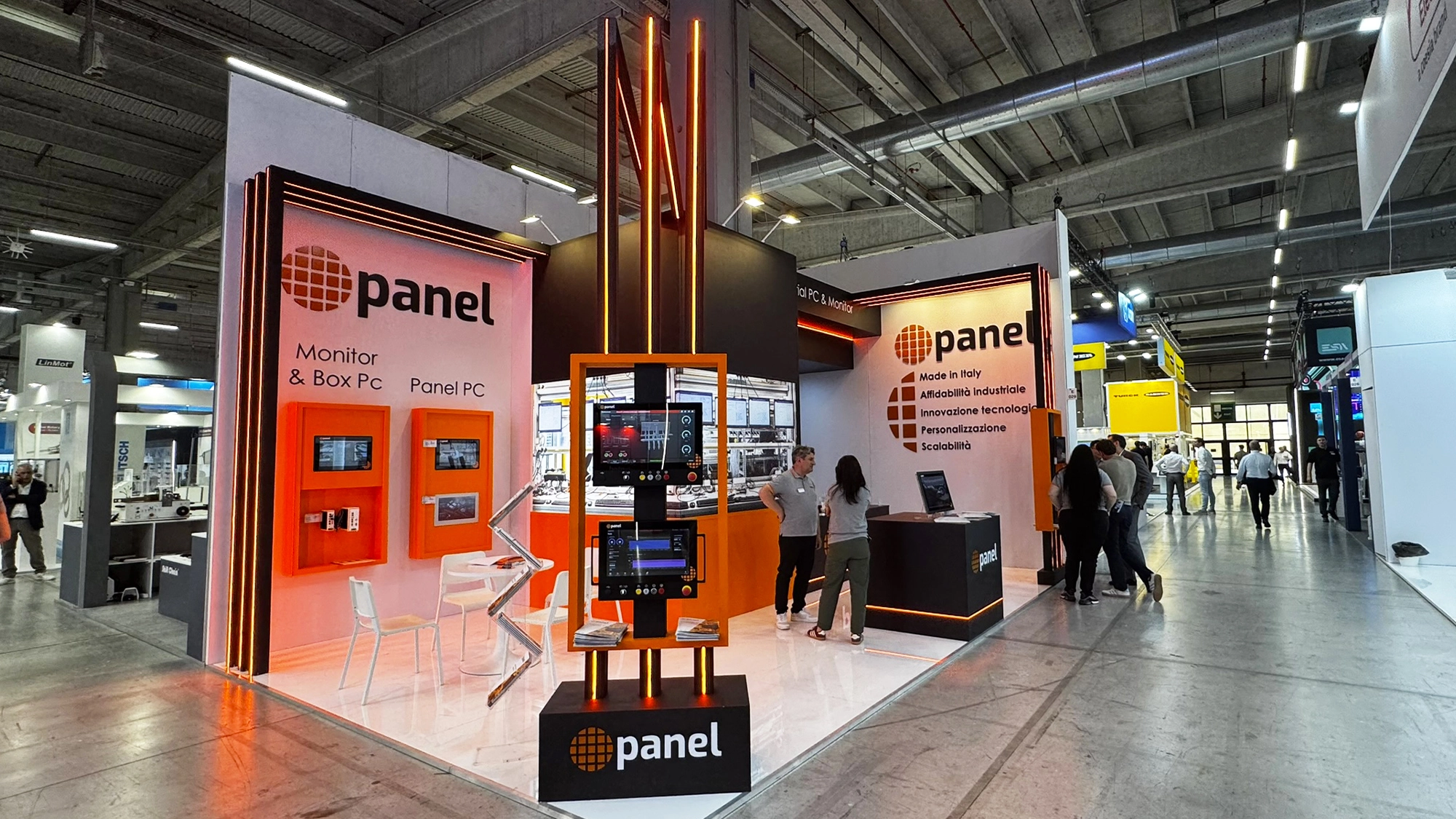 Foto dello stand Panel con i PC industriali esposti