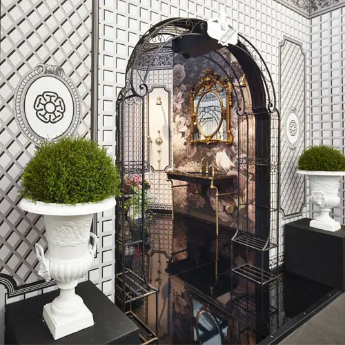Ambiente decorativo dello stand Volevatch a Decorex International Londra